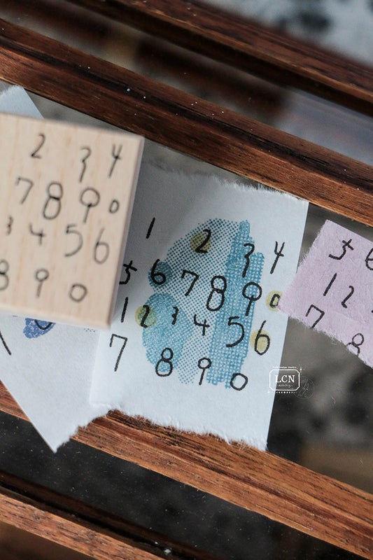 LCN | Puinen Kumileimasin: K&auml;sin Piirretyt Numerot